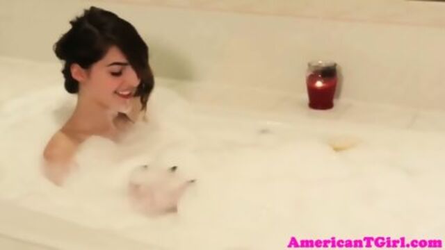 Solo Transbabe Washes Body And Pisses In Bath